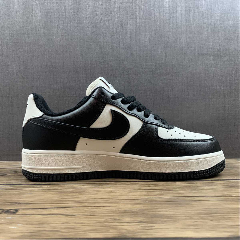 Nike Air Force 1 07 Black White